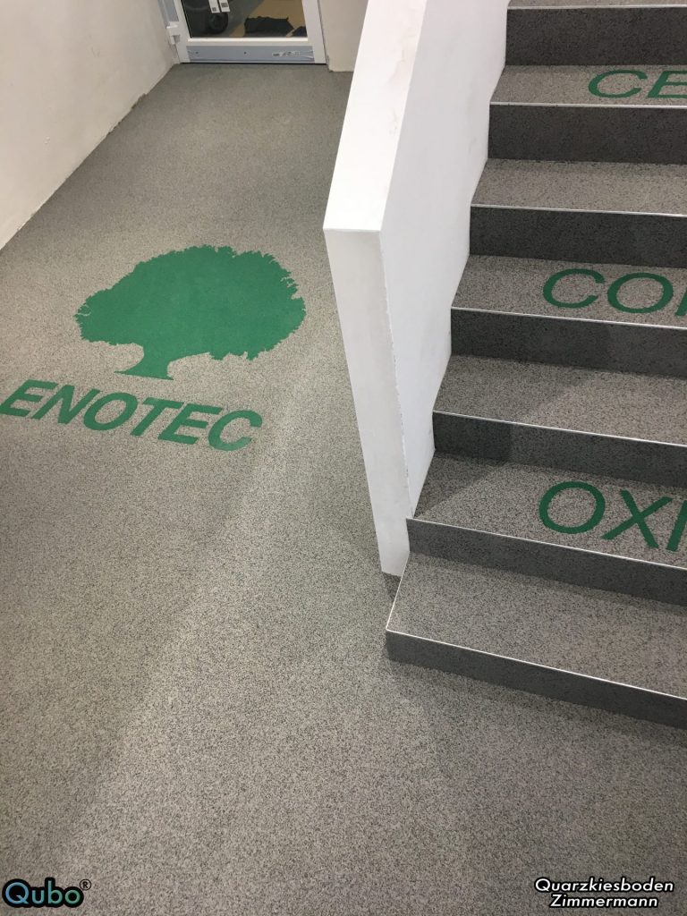 Büro Treppe mit Steinteppich und Logo