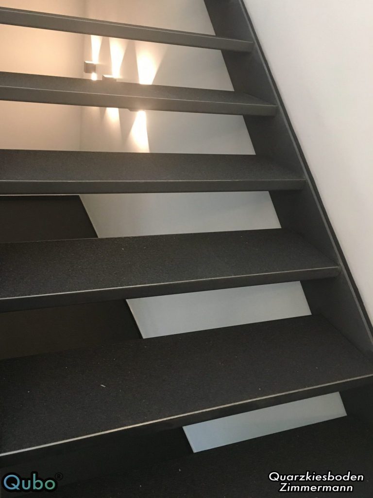 Offene Treppe mit Steinteppich