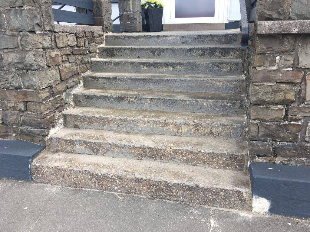 alte Stufen vor dem Treppe Sanieren