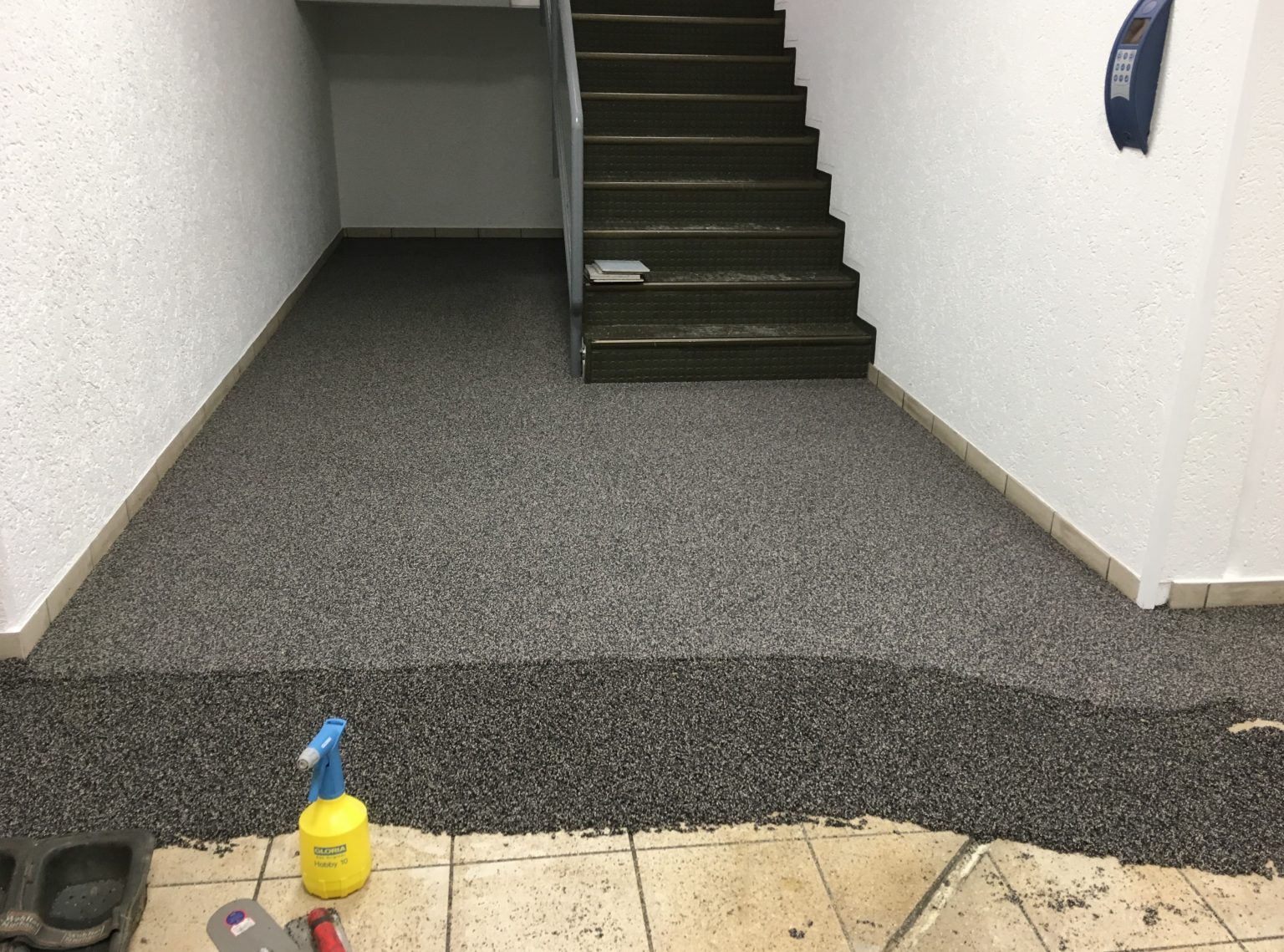 Steinteppich auf Fliesen verlegen geht superschnell